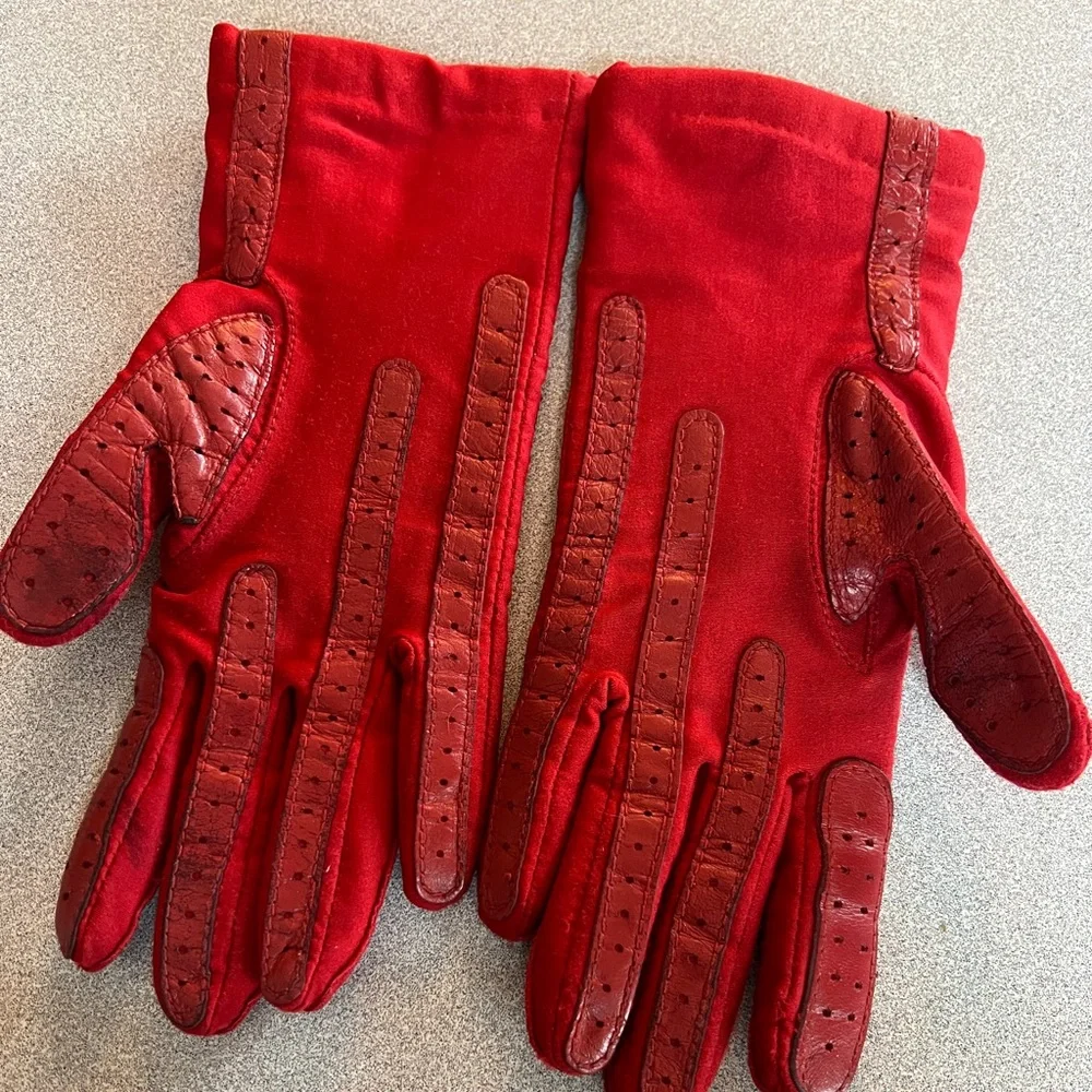 Isotoner red ladies’ gloves. - Picture 2 of 11